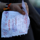 El presidente en funciones y candidato del PP, Mariano Rajoy, repasando unas notas propias antes de intervenir en un mitin en Málaga-JON NAZCA / REUTERS