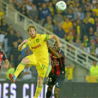 Aristeguieta salta para cabecear el balón durante un partido del Nantes .-FCNANTES.COM