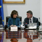 Carmen Calvo e Iván Redondo durante la reunión de la Comisión General de Secretarios de Estado y Subsecretarios, este lunes en el palacio de la Moncloa.-DAVID CASTRO