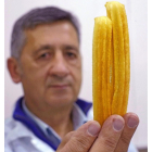 José Luis Moreno sostiene en sus manos un 'churro Casimiro'.-ENRIQUE CARRASCAL