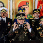 El ministro de Defensa, Vladimir Padrino López, junto a otros altos mandos militares manifiesta su apoyo al presidente Maduro.-AFP / LUIS ROBAYO