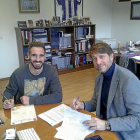 Borja Fernández y Carlos Suárez firman el contrato del nuevo jugador blanquivioleta en el despacho del presidente.-RVCF