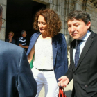 El portavoz de USE Bierzo en el Ayuntamiento de Ponferrada, Samuel Folgueral, junto a la alcaldesa de Ponferrada, Gloria Fernández Merayo, comparece ante los medios antes del pleno de organización y retribuciones de esta mañana en el consistorio municipal-ICAL