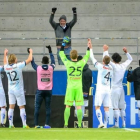 El orgulloso hincha del Gefle celebrando el triunfo con sus jugadores.-