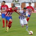 Antonio Domínguez intenta anticiparse a Lamas, ayer, en el partido disputado en Las Salinas.-BALCAZA