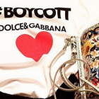 La camiseta con el hastag #BoycottDolceGabbana contraataca a los comentarios de los detractores de la firma.-INSTAGRAM