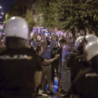 Protestas vecinales en el paso a nivel de Santiago el Mayor en Murcia contra la construcción del trazado del AVE en superficie.-CRISTOBAL OSETE (EFE)