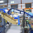 Un robot maneja una caja en la fábrica de productos capilares del grupo L’Oréal de Burgos.-EL MUNDO
