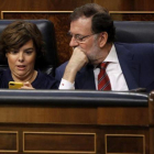 La vicepresidenta y el presidente observando el móvil, durante la sesión de control.-JOSE LUIS ROCA