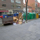 Laguna quiere evitar imágenes recientes como la de este contenedor desbordado de cajas de cartón.-E.M.