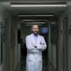 El dermatólogo Javier Cañueto en las instalaciones del Complejo Asistencial Universitario de Salamanca.-ENRIQUE CARRASCAL