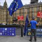 Protesta contra el brexit ante el Parlamento en Londres, este jueves.-EL PERIÓDICO