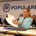 La presidenta de la Comunidad de Madrid, Cristina Cifuentes, preside la reunion del PP de Madrid.-/ DAVID CASTRO