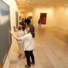 Beatriz Pastrana y Ana Redondo contemplan  una de las obras expuestas de Esteban Vicente.-J.M.LOSTAU