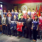 El rector Daniel Miguel y el director del Parque Científico, Celedonio Álvarez, portan la nueva uniformidad deportiva junto a una representaciíon de deportistas de los doce equipos federados de la Universidad de Valladolid.-G. Velasco