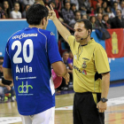 El colegiado andaluz Sebastián Fernández excluye dos minutos a Ávila durante el partido ante el Teucro-J.M.Lostau