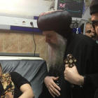Sacerdotes cristianos coptos visitan en el hospital a heridos en el atentado.-AFP