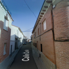 Calle la Casita, la segunda más larga de Alaejos, que acabará la instalación de adoquines en los próximos días. / E.M.