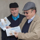 Los hermanos portugeses Gonzalo y José Maria Vale, de Valença do Minho, primeros visitantes a la exposición Aqua de las Edades del Hombre.-ICAL