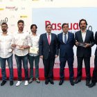El presidente del grupo Pascual, Tomás Pascual Gómez Cuétara y el secretario general de Agricultura y Alimentaciín, Carlos Cabanas, junto a los ganadores de los premios 'Pascual Startup, con el objetivo de fomentar y apoyar la innovación.-ICAL