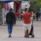 Gente paseando cerca de los carruseles. PHOTOGENIC