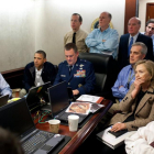 Barack Obama (segundo por la izquierda), rodeado de su equipo de seguridad, entre ellos el vicepresidente Joe Biden (izquierda) y la secretaria de Estado Hillary Clinton, en la sala de crisis de la Casa Blanca, siguiendo la operación que acabó con la vida-PETE SOUZA / WHITE HOUSE