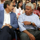 Los expresidentes del Gobierno José Luis Rodríguez Zapatero (i) y Felipe González (d) en el 2014.-JUAN MANUEL PRATS