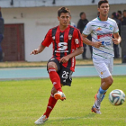 Renzo Zambrano da un pase durante un partido de Liga entre el Deportivo Lara y la Portuguesa.-Desdeelcemento.com