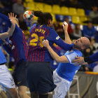 El portugués Duarte frena con dureza el avance de Diego Camino en el último FC Barcelona-Recoletas.-PHOTO DEPORTE
