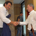 Manuel García saluda a su sucesor en la Alcaldía, el socialista Jorge Pérez, tras triunfar la moción de censura.-ICAL