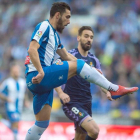 Borja Iglesias levanta el balón ante la mirada de Borja en la jugada del primer gol del Espanyol.-PHOTO DEPORTE