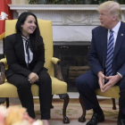 Trump charla con Aya Hijazi en el Despacho Oval, en la Casa Blanca, el 21 de abril.-SUSAN WALSH