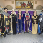 La alcaldesa y la presidenta de la asociación junto a algunos de los 200 actores que intervienen en la obra.-I. L. M.