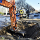 Vista de la tubería que une las dos estaciones de tratamiento de agua potable de Valladolid, que se ha roto en las inmediaciones del Puente Mayor-Nacho Gallego