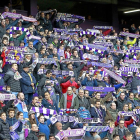 Aficionados del Real Valladolid en las gradas de Zorrilla en el partido contra el Atlético.-J. M. LOSTAU