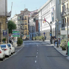 La calle Angustias casi vacía durante este martes, Día Sin Coche.-J. M. Lostau