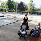 Una familia en las instalaciones del nuevo parque Tomás Rodríguez Bolaños.-J.M. LOSTAU