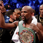 Mayweather celebra su victoria sobre McGregor, el año pasado-REUTERS