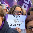 Una de las cientos de mujeres que ayer salieron a las calles sujeta una pancarta que reivindica el empoderamiento femenino.-MIGUEL ÁNGEL SANTOS / PHOTOGENIC