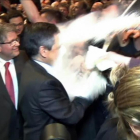 Un joven ha lanzado harina al candidato conservador francés, François Fillon durante un mitin.-JULIEN SENGEL