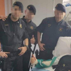 Cuatro ’mossos’ visitan este jueves en el Hospital de Sant Pau al agente de Policía Nacional herido en los disturbios de Barcelona del pasado día 18.-