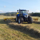 Un tractor de la empresa Anpi XII en plena campaña forrajera en Soncillo (Valle de Valdebezana).-ANPI XXI