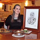 Susana Gutiérrez-Barquín, junto a un retrato de su abuela Amparo, en el comedor del restaurante.-ARGICOMUNICACIÓN