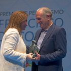 El fotógrafo de EL MUNDO, Juan Miguel Lostau, recibe el galardón de Marta López.-CASTILLO / PHOTOGENIC