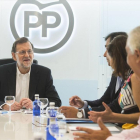 El presidente del PP, Mariano Rajoy, con miembros de su comité de dirección durante la reunión que mantuvieron este miércoles-EFE