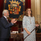La presidenta de la Diputación, Ángeles Armisén tras recibir el bastón de manos del diputado de más edad, José Antonio Arija.-ICAL
