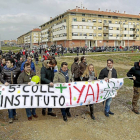 Cientos de padres y madres en el solar donde se edificará el quinto colegio de Arroyo de la Encomienda-J.M.Lostau