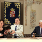 Los consejeros de Cultura y Turismo, María Josefa García Cirac, y de Educación, Fernando Rey, firman un convenio con el director general del Teatro Real, Ignacio García-Belenguer.-ICAL