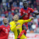 Quique, de amarillo, durante el reciente Numancia-Osasuna.-LALIGA