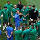 Hervé Renard, en el centro, da una charla a los jugadores de la selección marroquí-REUTERS/ SERGEY KARPUKHIN